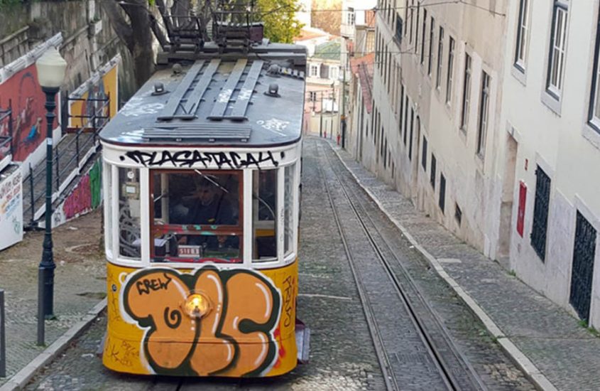 portugal lisbonne streetart tramway